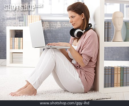 
                Junge Frau, Laptop, Internet, Surfen                   