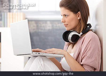 
                Junge Frau, Laptop, Internet, Surfen                   