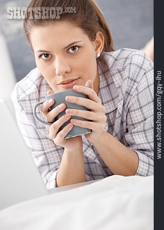 
                Junge Frau, Heißgetränk, Morgenkaffee                   
