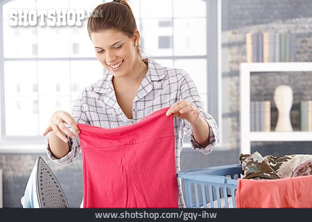 
                Junge Frau, Hausarbeit, Wäsche                   