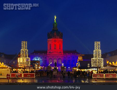 
                Berlin, Weihnachtsmarkt, Schloss Charlottenburg                   