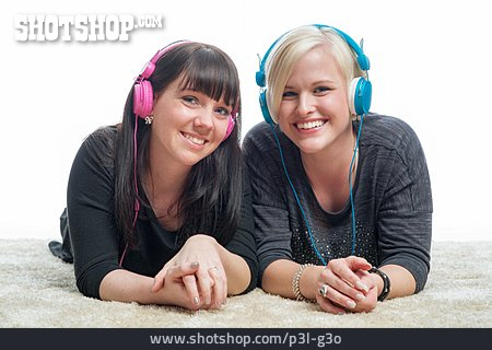 
                Junge Frau, Kopfhörer, Freundinnen, Musik Hören                   