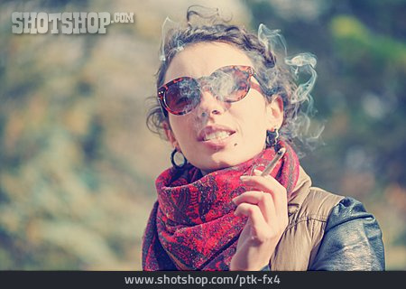 
                Junge Frau, Frau, Rauchen, Raucherin                   