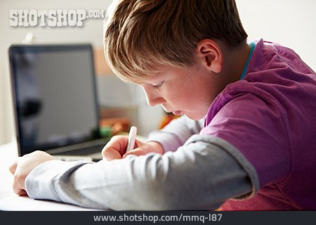 
                Junge, Schreiben, Hausaufgaben                   