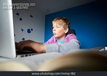
                Junge, Hausaufgaben, Computerarbeit                   
