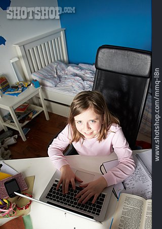 
                Mädchen, Hausaufgaben, Computerarbeit                   