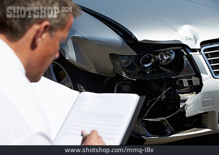 
                Autounfall, Gutachter, Versicherungsschaden                   