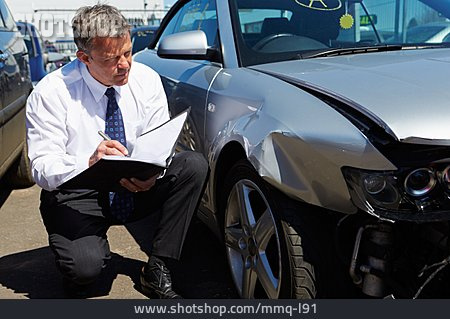 
                Autounfall, Gutachter, Frontschaden, Versicherungsschaden                   