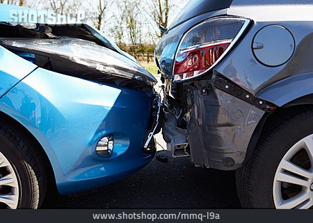 
                Auto, Verkehrsunfall, Auffahrunfall, Unfallschaden                   