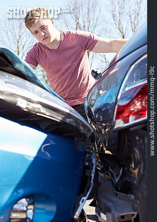 
                Mann, Verkehrsunfall, Blechschaden, Fahrzeughalter, Unfallauto                   