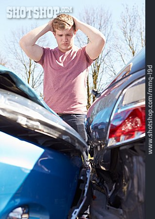 
                Verkehrsunfall, Blechschaden, Fahrzeughalter, Unfallauto                   