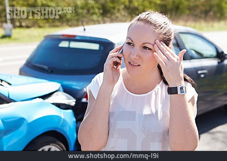 
                Frau, Telefonieren, Verkehrsunfall, Unfallauto                   