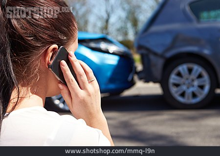 
                Frau, Telefonieren, Verkehrsunfall, Unfallauto                   