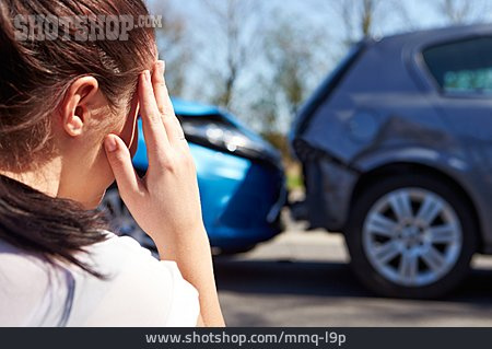 
                Junge Frau, Besorgt, Verkehrsunfall, Unfallauto                   