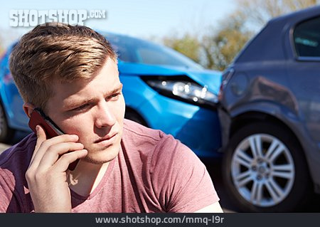 
                Junger Mann, Telefonieren, Verkehrsunfall, Unfallauto                   