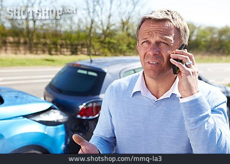 
                Mann, Telefonieren, Verkehrsunfall, Unfallauto                   