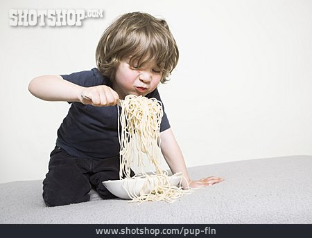 
                Junge, Hungrig, Spaghetti                   