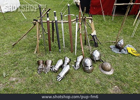 
                Mittelalter, Ritterrüstung, Ausrüstung, Schwert                   