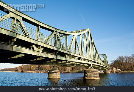
                Potsdam, Glienicker Brücke, Havel                   