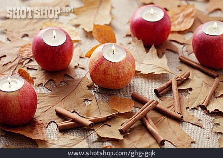
                Zimtstange, Teelicht, Herbstblatt, Apfelkerze                   
