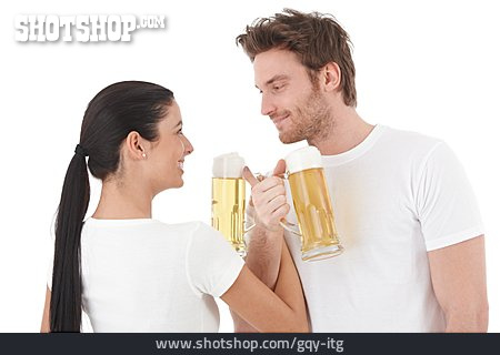 
                Junge Frau, Junger Mann, Freundschaft, Trinken, Bruderschaft                   