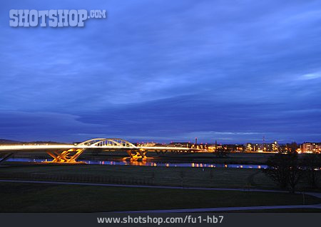 
                Blaue Stunde, Dresden, Waldschlösschenbrücke                   