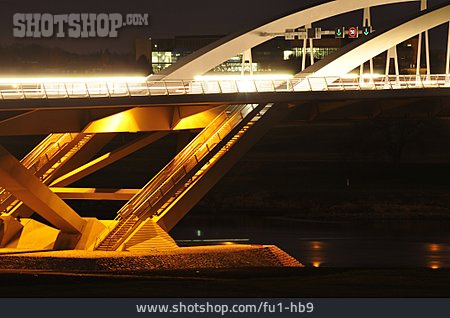 
                Nacht, Brückenpfeiler, Waldschlösschenbrücke                   