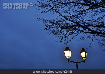 
                Straßenlaterne, Straßenbeleuchtung, Straßenlampe                   