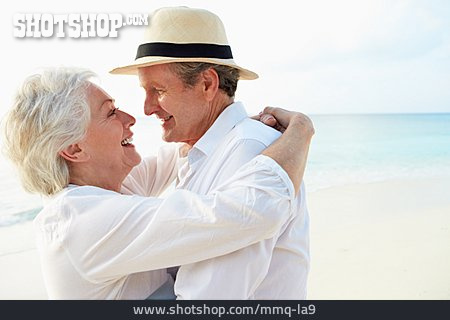 
                Seniorin, Senior, Reise & Urlaub, Aktiver Senior, Zuneigung, Partnerschaft, Ehepaar, Strandurlaub                   