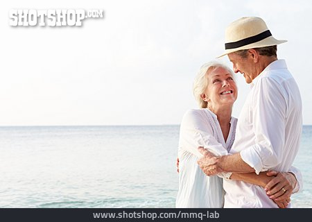 
                Aktiver Senior, Zuneigung, Anlehnen, Partnerschaft, Strandurlaub                   