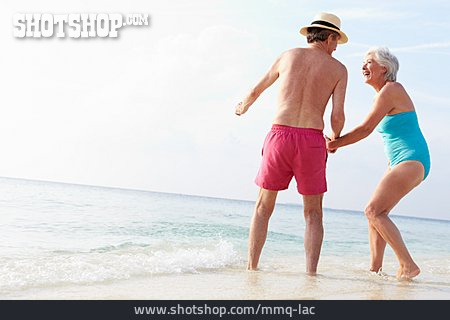 
                Paar, Reise & Urlaub, Aktiver Senior, Badeurlaub, Seniorenpaar                   