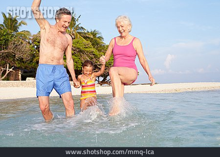 
                Großeltern, Strandurlaub                   