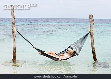 
                Sonnenbaden, Badeurlaub, Malediven, Hängematte, Traumurlaub                   