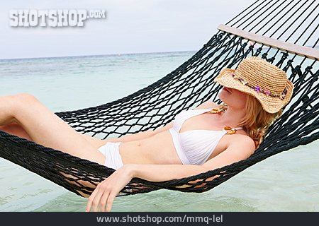 
                Junge Frau, Relaxen, Strandurlaub, Hängematte                   