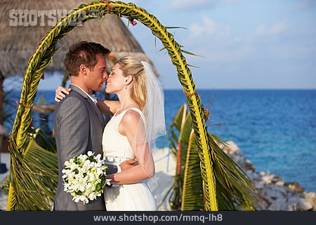
                Hochzeitspaar, Brautpaar, Malediven, Hochzeitsreise, Flitterwochen                   