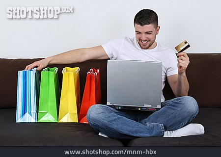 
                Junger Mann, Onlineshopping, Shoppen, Bestellen                   