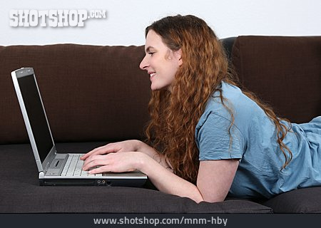
                Junge Frau, Internet, Surfen                   