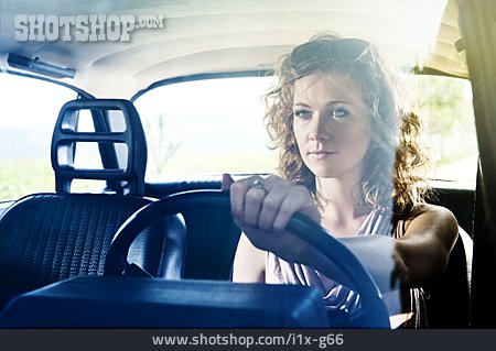 
                Junge Frau, Auto, Fahren, Autofahren, Lenkrad, Führerschein, Autofahrerin                   