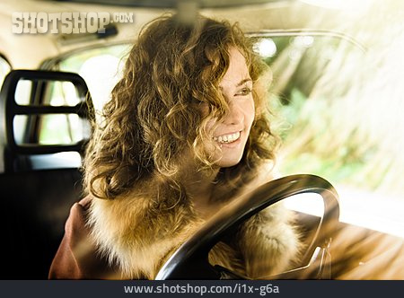 
                Junge Frau, Fahren, Autofahren, Lebensfreude, Locken, Lenkrad, Führerschein, Autofahrerin                   