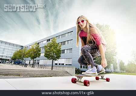 
                Junge Frau, Skateboard, Skaten, Skaterin                   