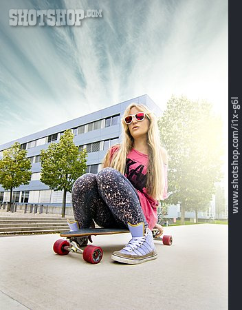 
                Junge Frau, Frau, Skateboard, Skaterin                   