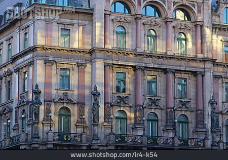 
                Historisches Bauwerk, Wien, Hausfassade                   