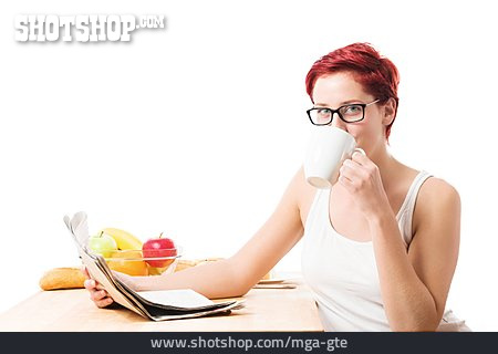 
                Junge Frau, Tageszeitung, Frühstücken                   