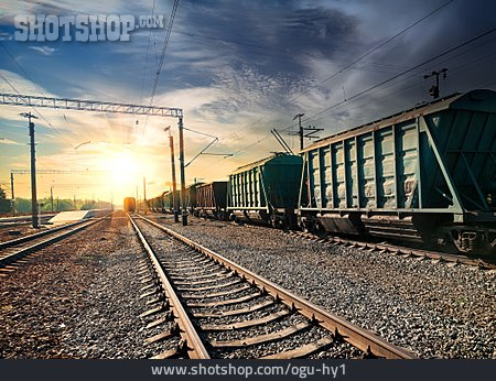 
                Schienenverkehr, Waggon, Bahnstrecke                   