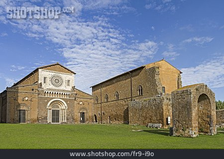 
                Basilika, San Pietro, Tuscania                   