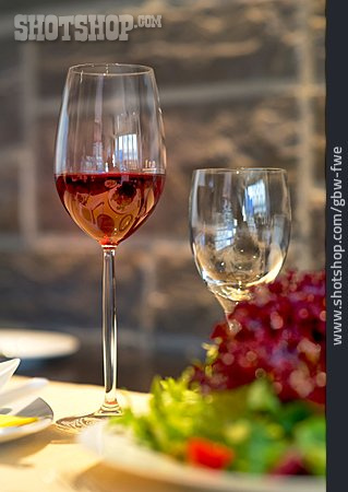 
                Weinglas, Rotwein, Tischgedeck                   