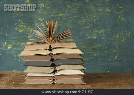
                Bücherstapel, Schultafel, Unterrichtsmaterialien                   