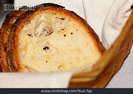 
                Brot, Brotscheibe, Brotkorb                   