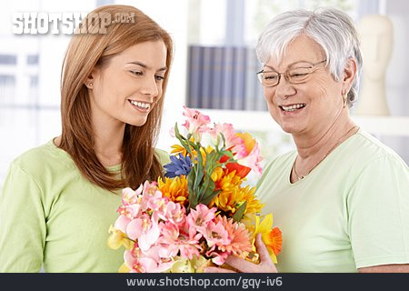 
                Mutter, Blumenstrauß, Muttertag, Tochter, Blumengeschenk                   