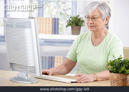 
                Seniorin, Häusliches Leben, Freizeit & Entertainment, Computer                   